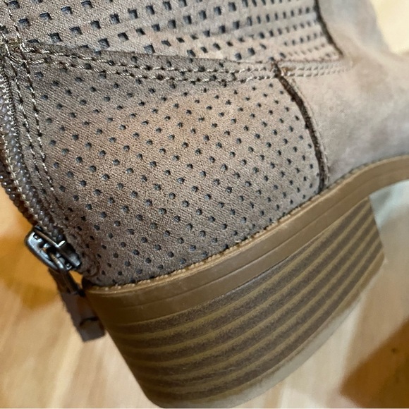 DV by Dolce Vita Women 7.5 Tan Ankle Booties - Picture 7 of 11